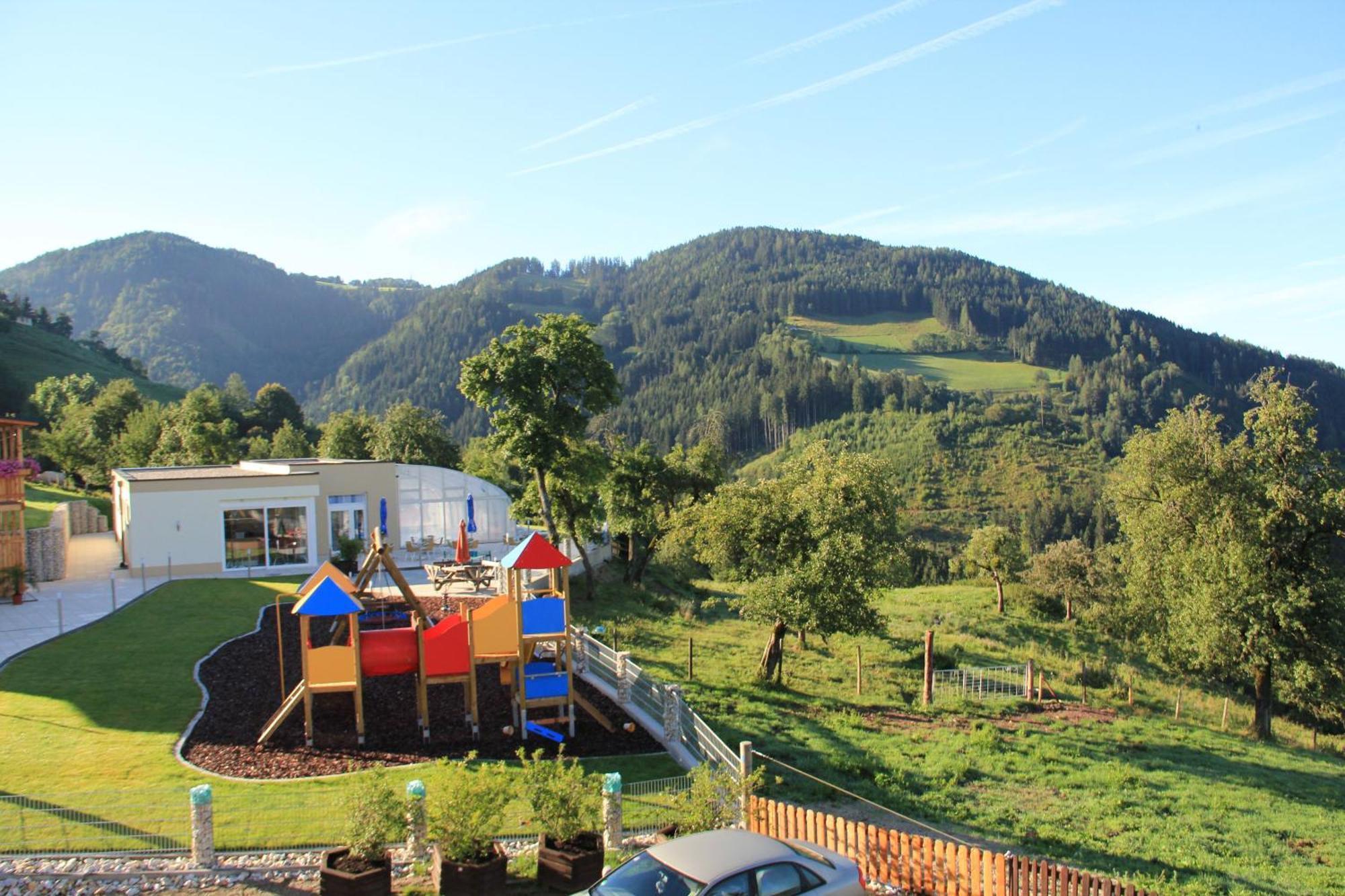 Hotel Panoramadorf Saualpe à Eberstein Extérieur photo